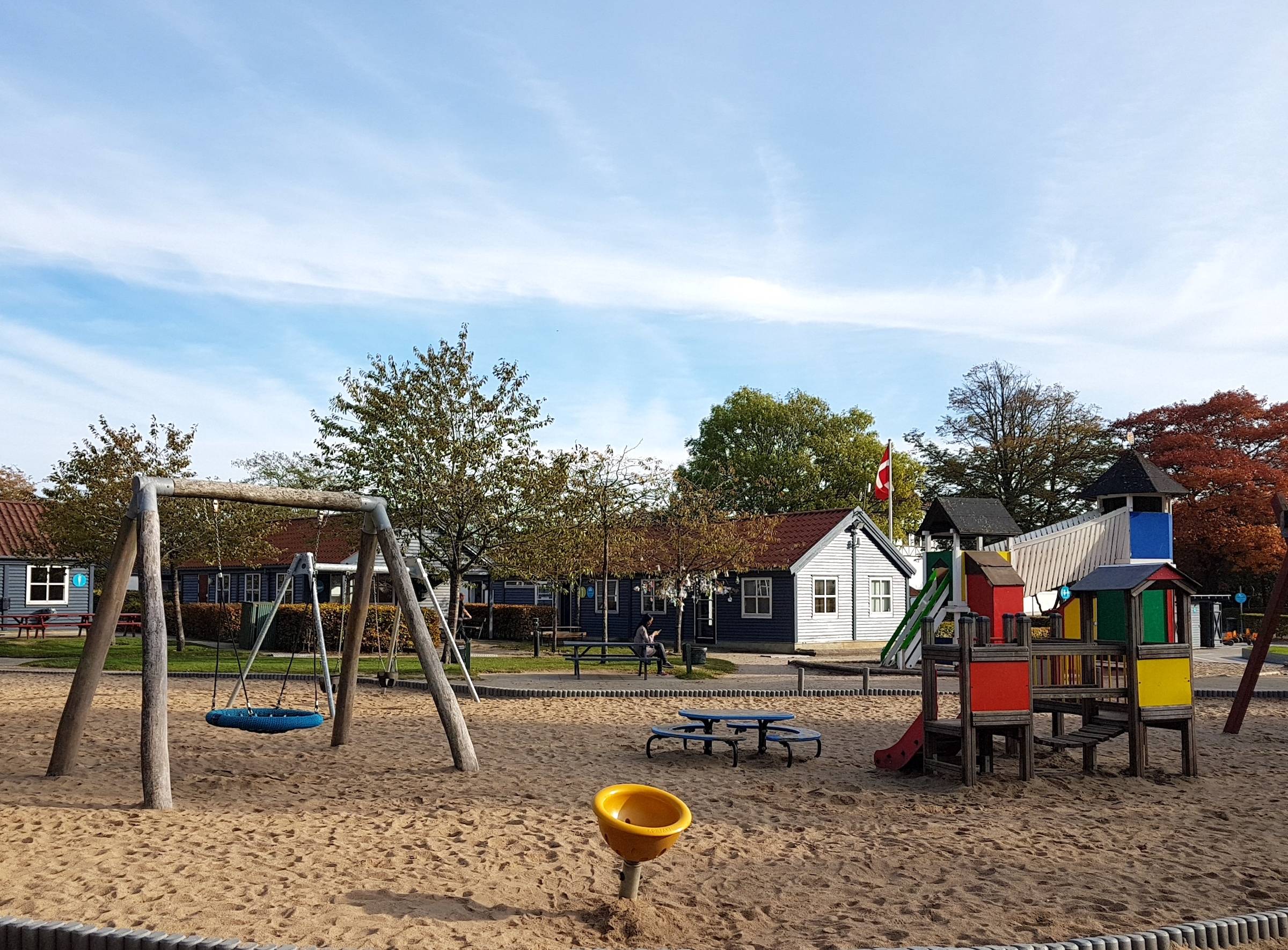 Spielplatz mit Schaukel und Kletterturm