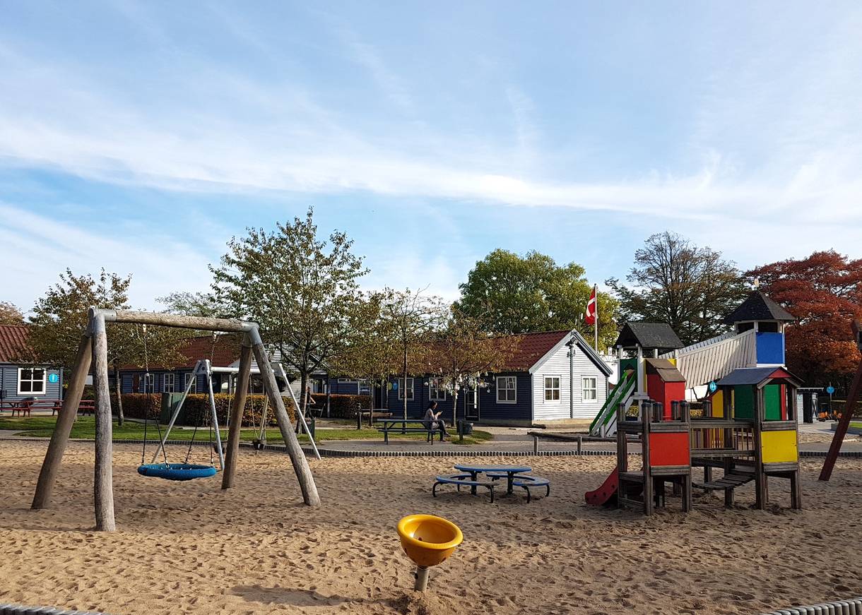 Spielplatz mit Schaukel und Kletterturm