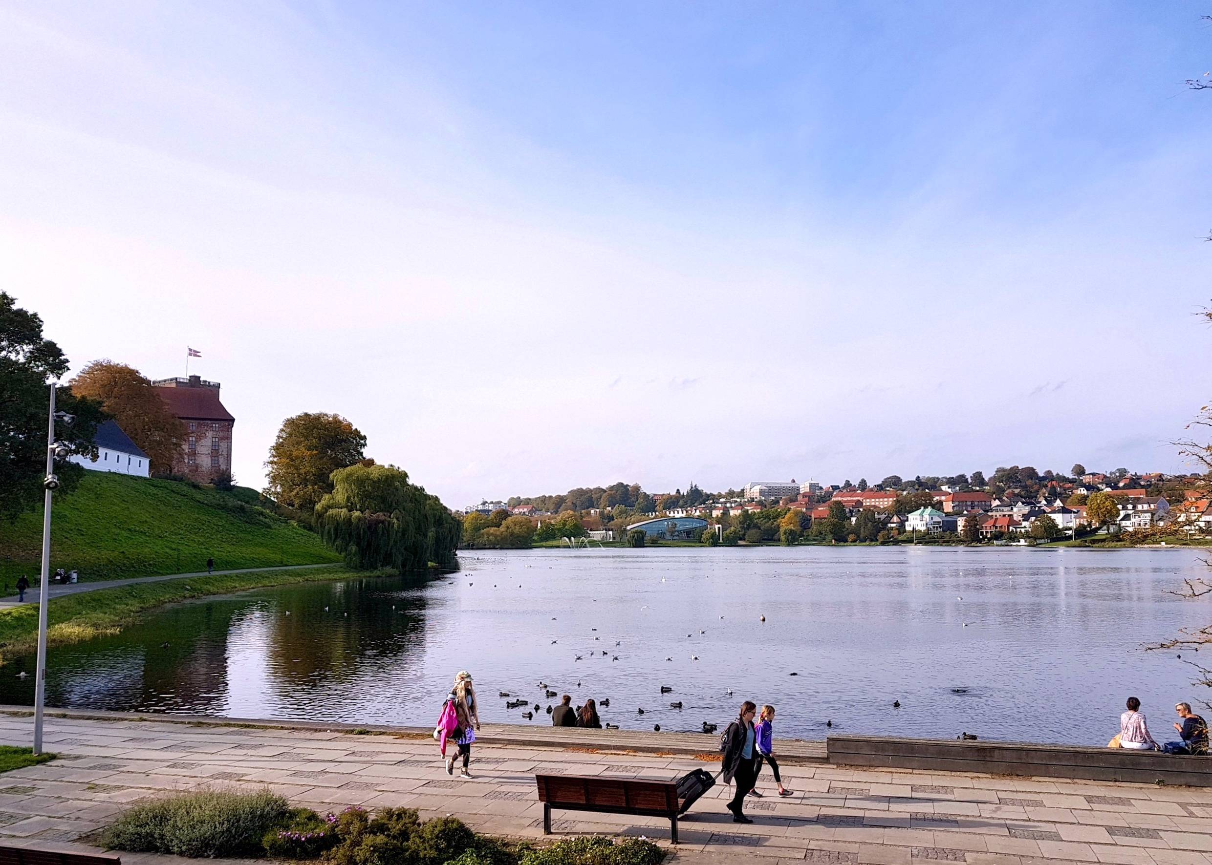 See in Kolding mit einem mächtigen Schloss am Ufer
