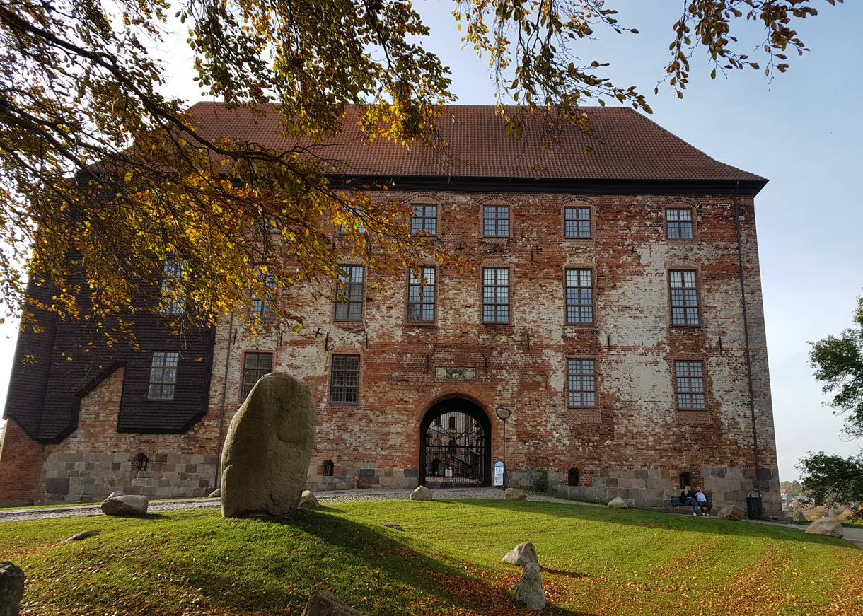 Findlingen vor dem Eingang zum Koldinghus