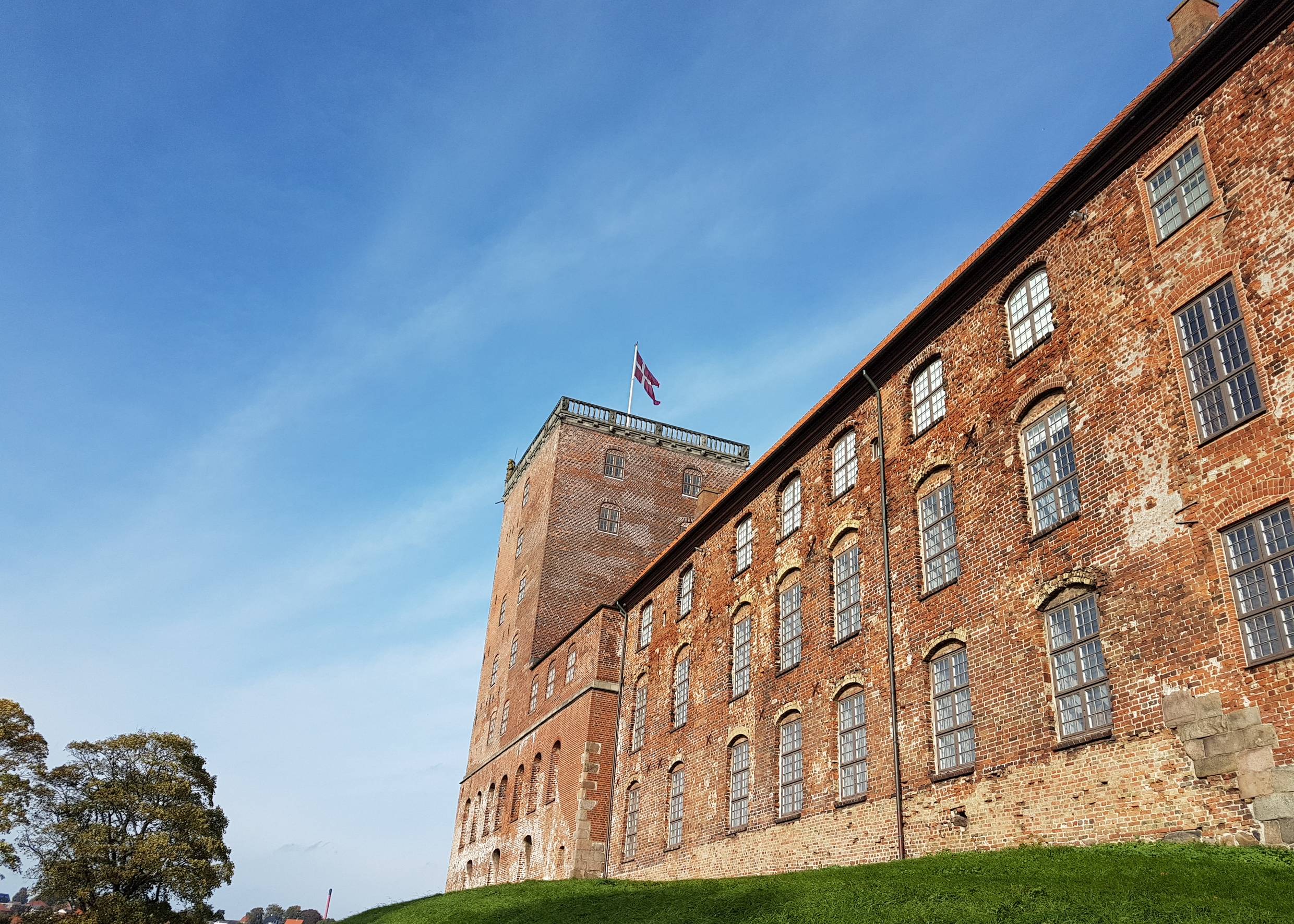 Fensterfront und Schlossturm Koldinghus mit Dannebrog