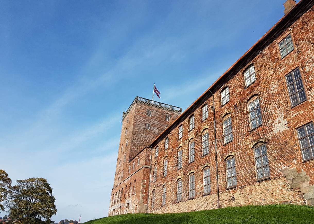 Fensterfront und Schlossturm Koldinghus mit Dannebrog