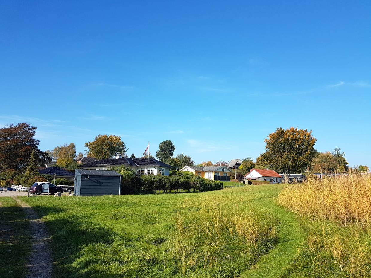 Verschiedene Ferienhäuser auf grünen Grundstücken