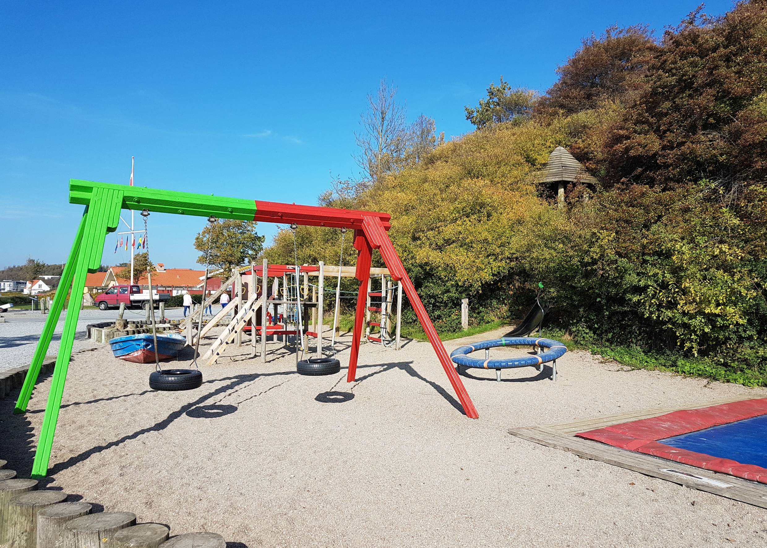 Spielplatz mit Sand und bunten Klettergerüsten