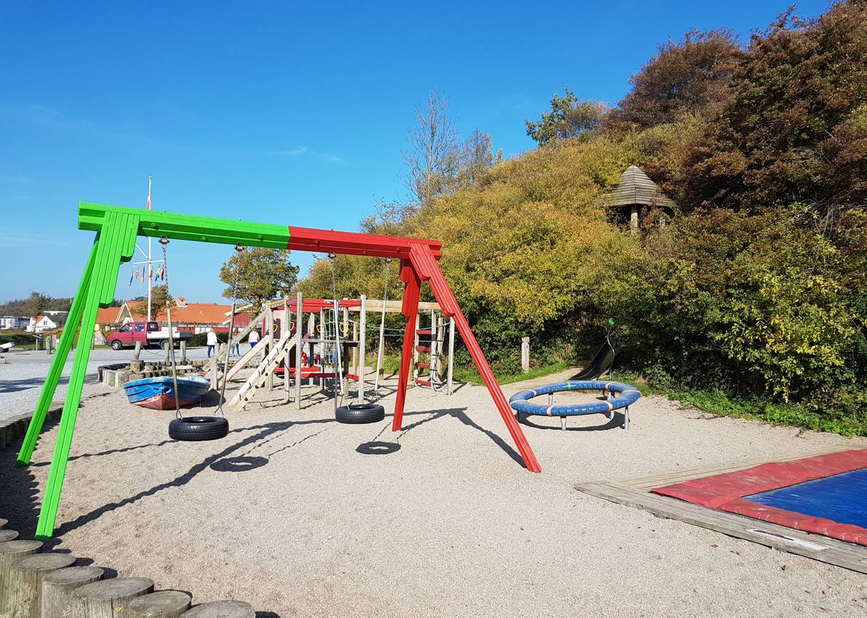 Spielplatz mit Sand und bunten Klettergerüsten