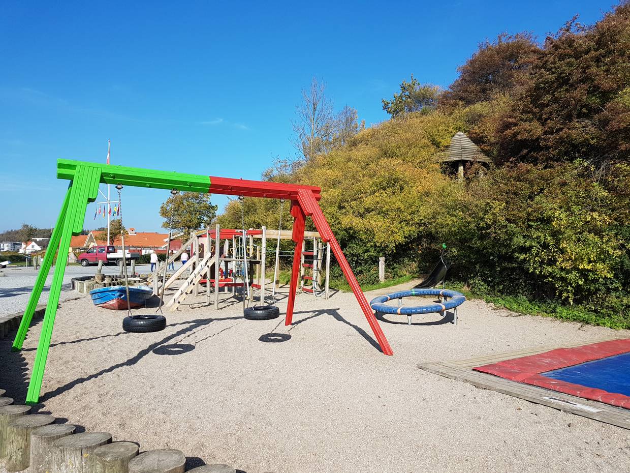 Spielplatz mit Sand und bunten Klettergerüsten