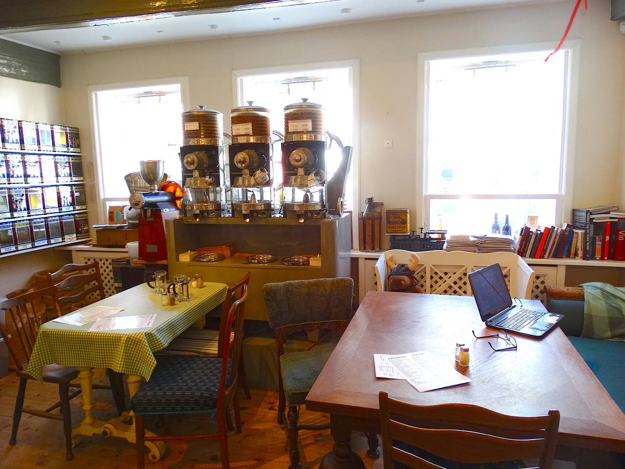 Altmodische Tische in einem Café 