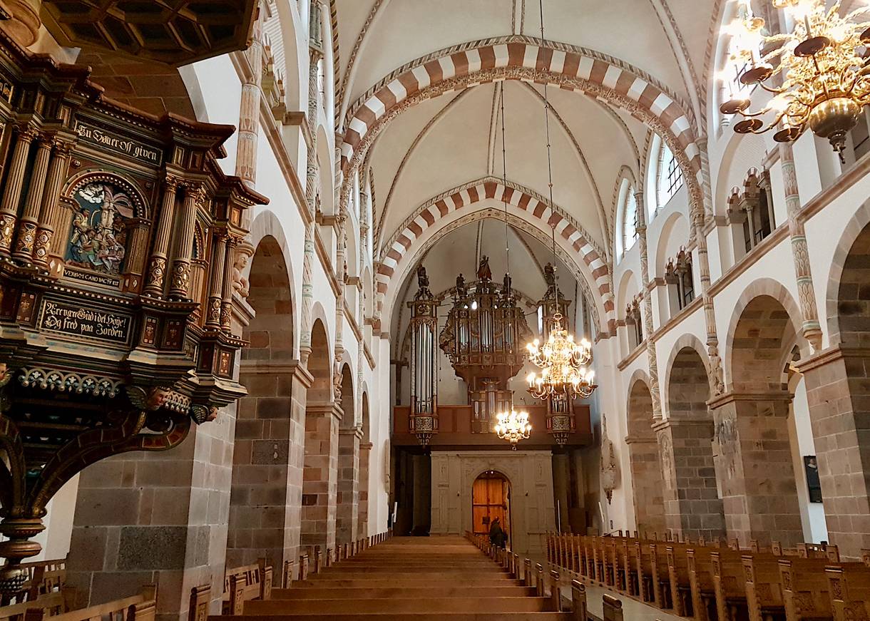 Das Innere des Doms mit Kanzel und Orgel