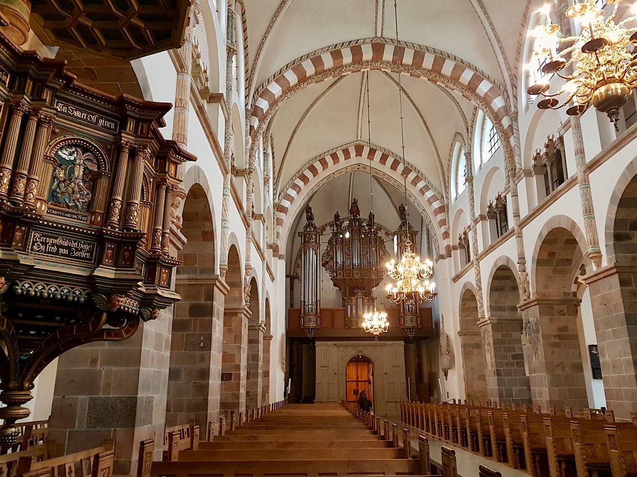 Das Innere des Doms mit Kanzel und Orgel