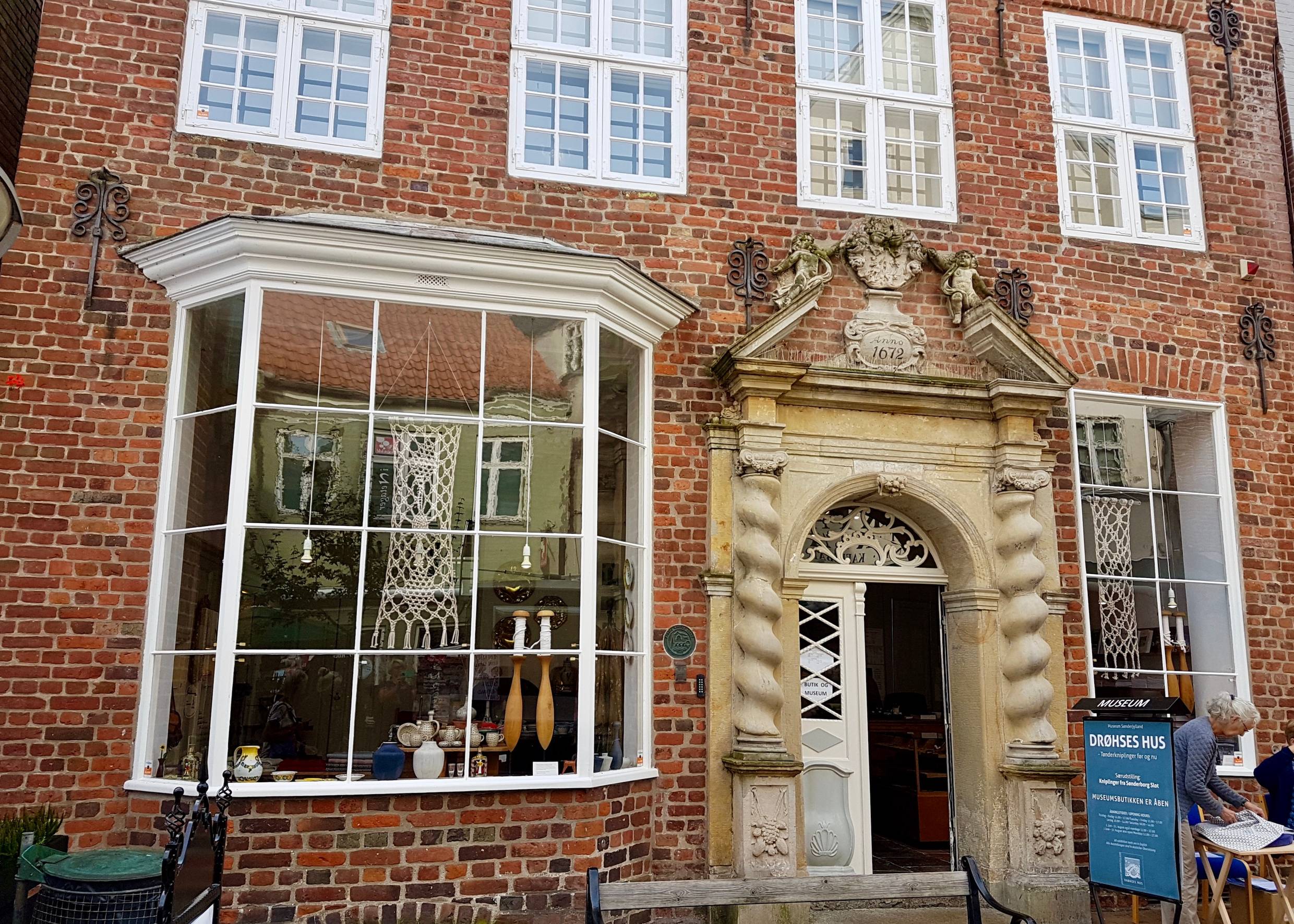 Barockhaus mit altem Schaufenster