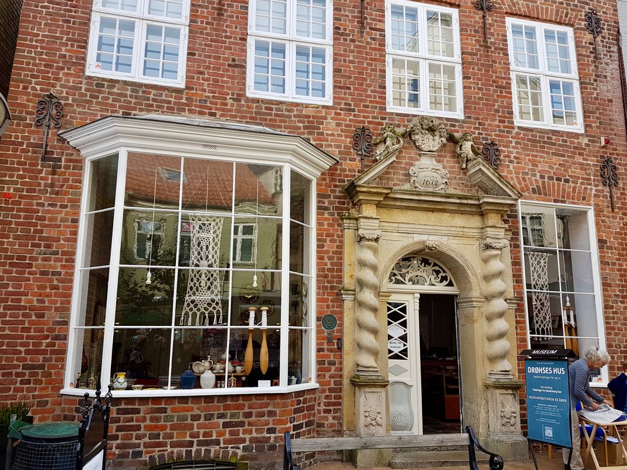 Barockhaus mit altem Schaufenster
