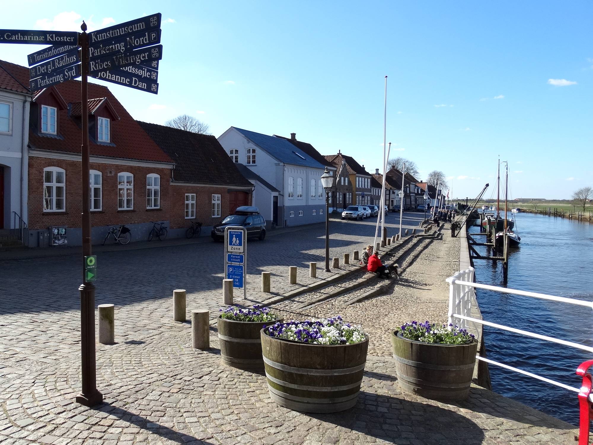 Hafen an der Ribe Å mit Schiffen am Kai