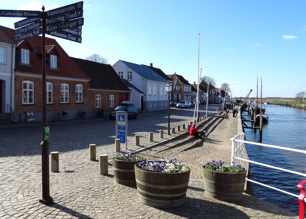 Hafen an der Ribe Å mit Schiffen am Kai
