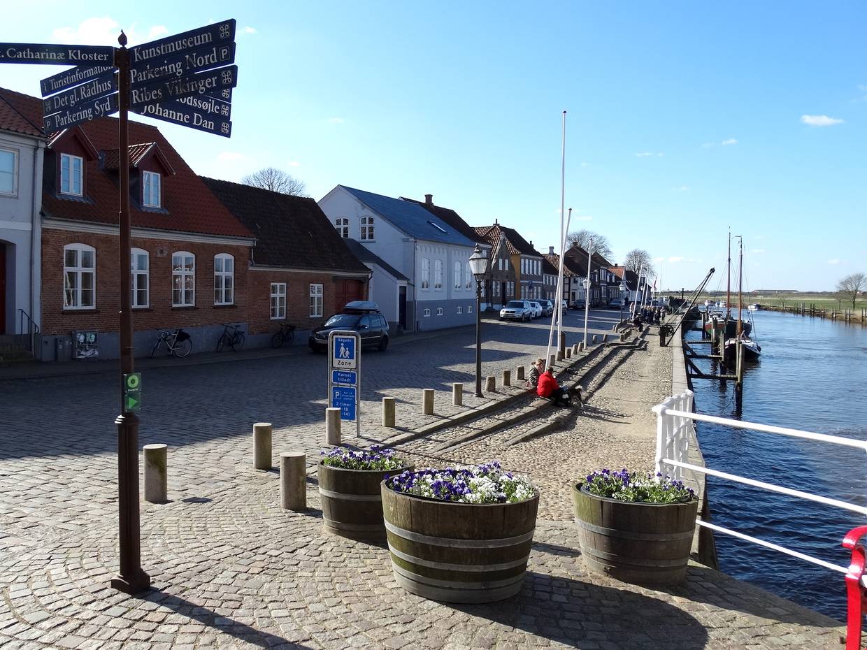Hafen an der Ribe Å mit Schiffen am Kai