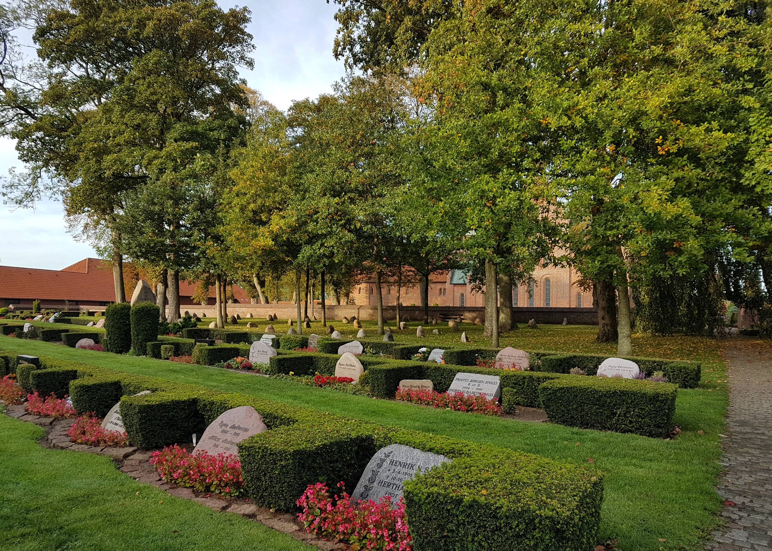 gleichförmige, kleine Grabstätten auf dem Friedhof