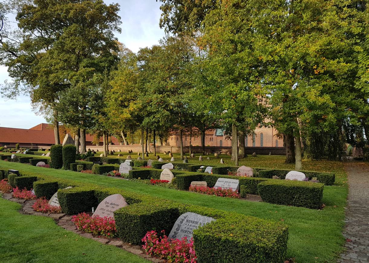 gleichförmige, kleine Grabstätten auf dem Friedhof