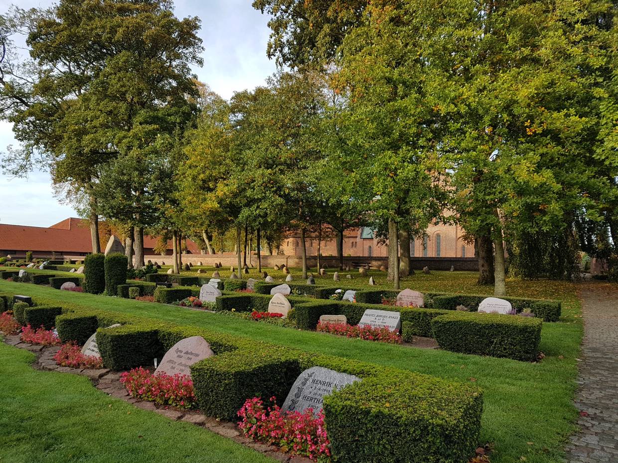 gleichförmige, kleine Grabstätten auf dem Friedhof