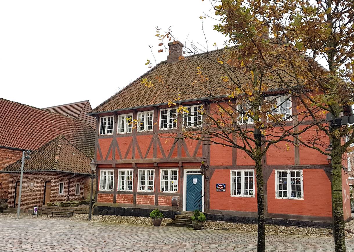 Rotes Fachwerkhaus mit blauer Tür