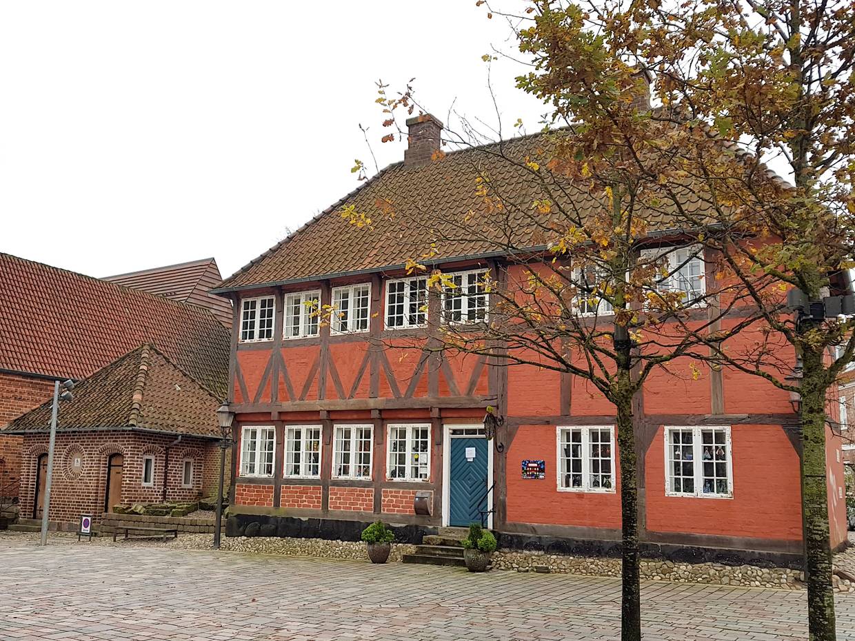 Rotes Fachwerkhaus mit blauer Tür