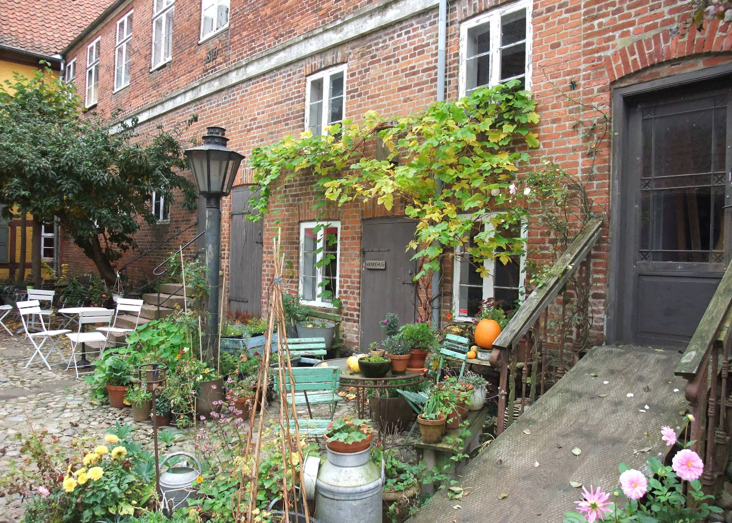 Herbstlich geschmückter Innenhof in Ribe
