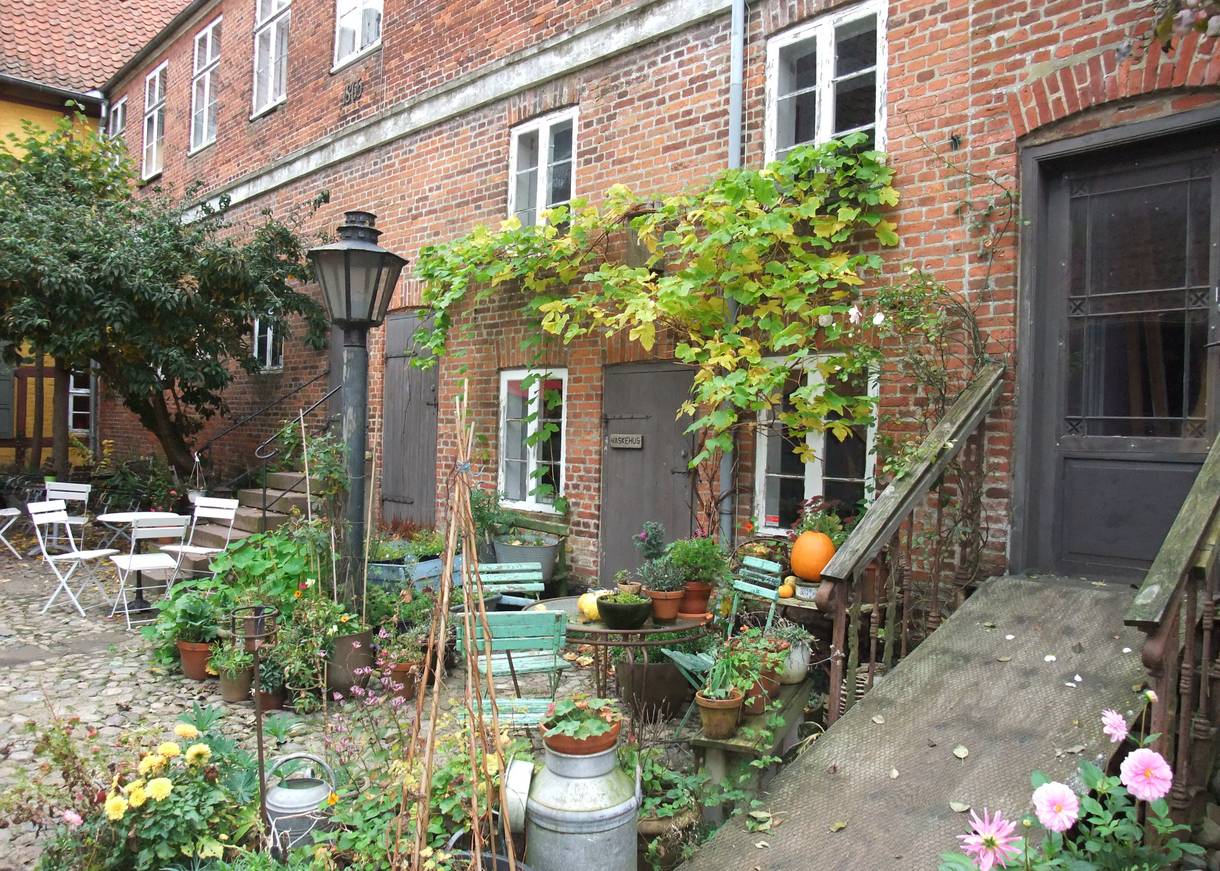 Herbstlich geschmückter Innenhof in Ribe