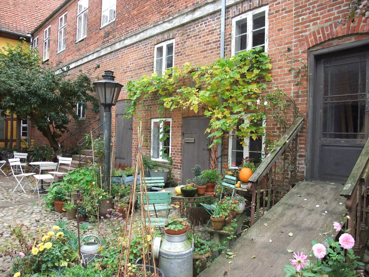 Herbstlich geschmückter Innenhof in Ribe