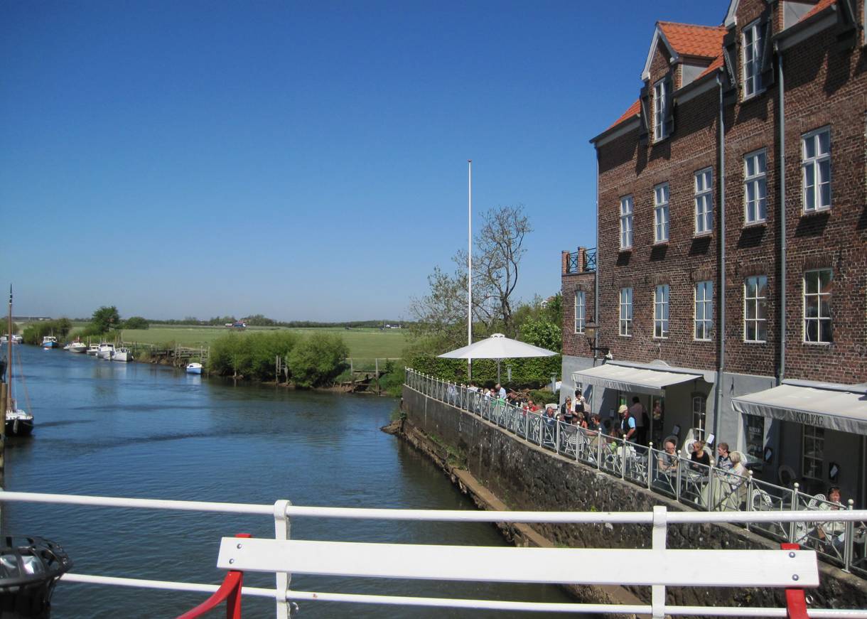 Blick über die Ribe Å und die Restaurantterrassen am Ufer