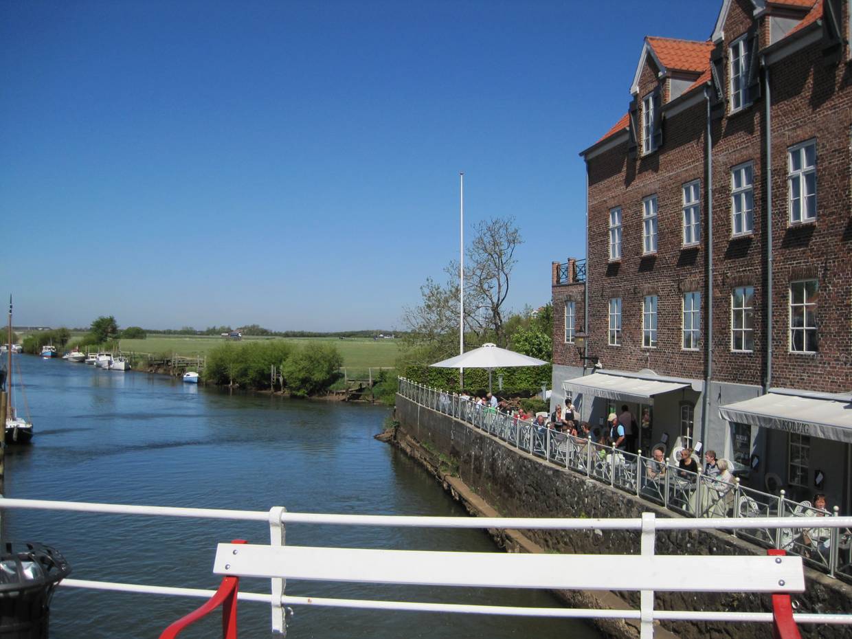 Blick über die Ribe Å und die Restaurantterrassen am Ufer