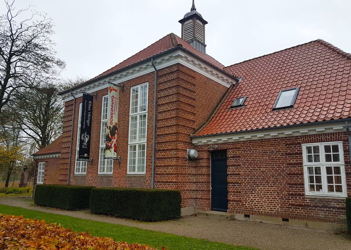 Backsteinhaus mit Bannern an der Front