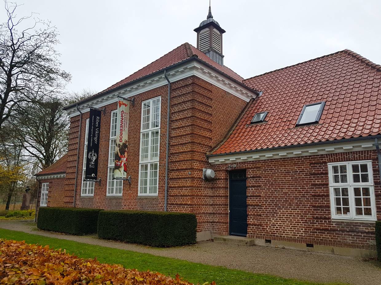 Backsteinhaus mit Bannern an der Front
