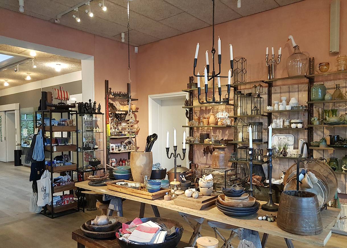Auslage mit Geschirr und Glas im Museumsshop