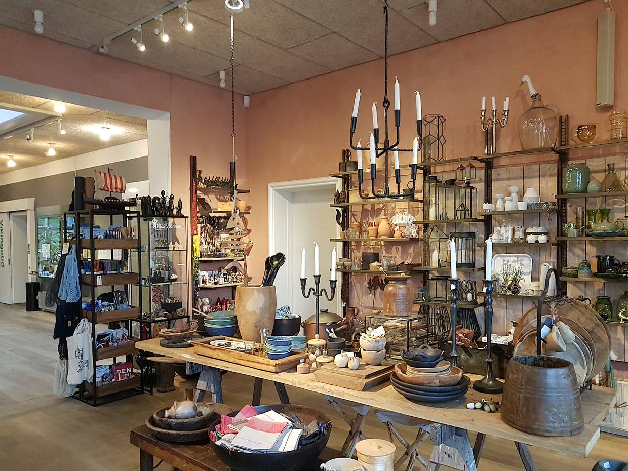 Auslage mit Geschirr und Glas im Museumsshop