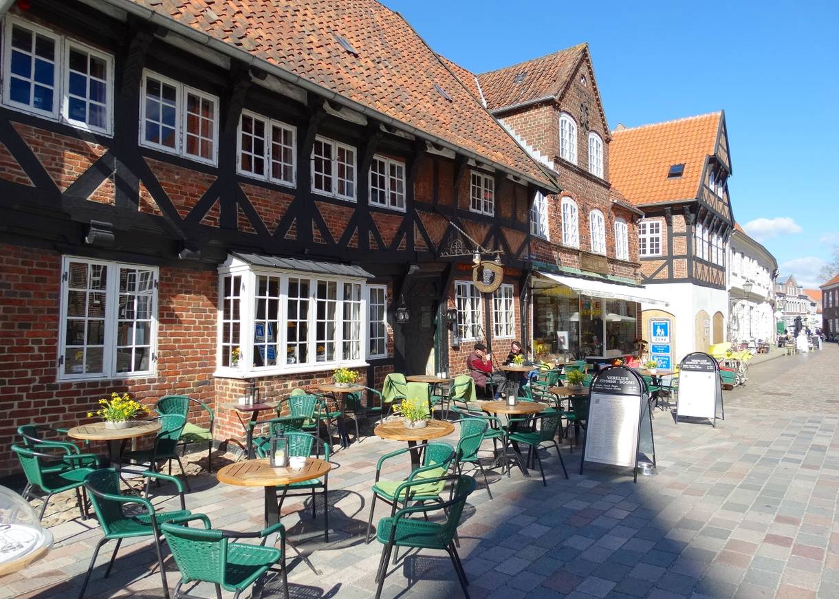 Fachwerkhaus, davor Bistrotische