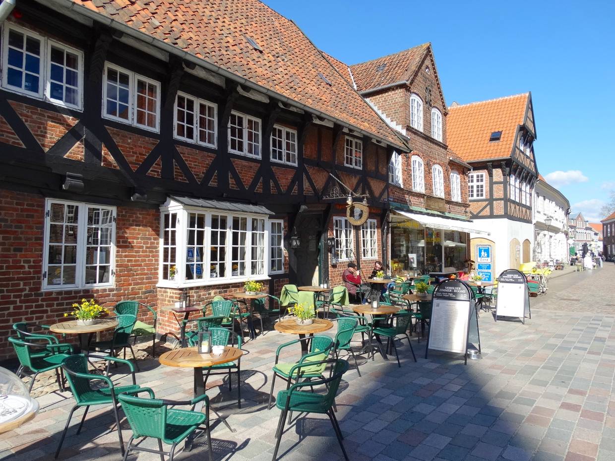 Fachwerkhaus, davor Bistrotische