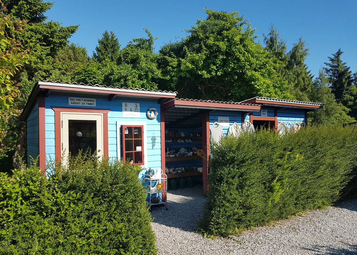 Farbig gestrichene Holzschuppen mit einem privaten Flohmarktstand