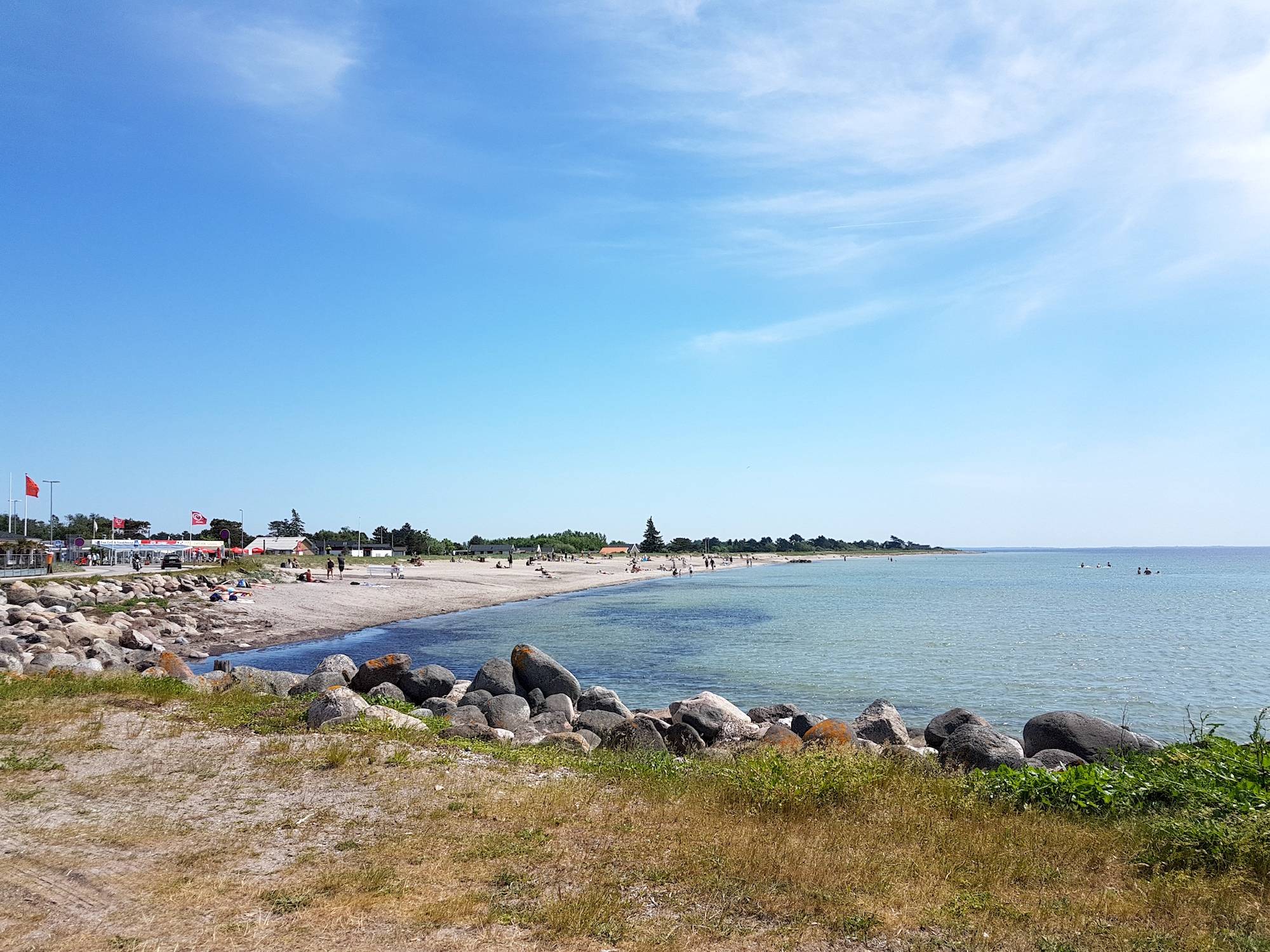 Blick auf den Strand mit Restaurants im Hintergrund