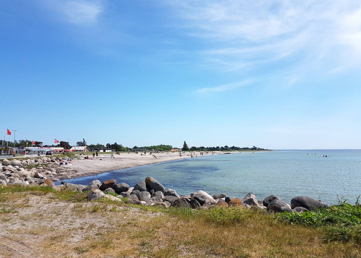 Blick auf den Strand mit Restaurants im Hintergrund