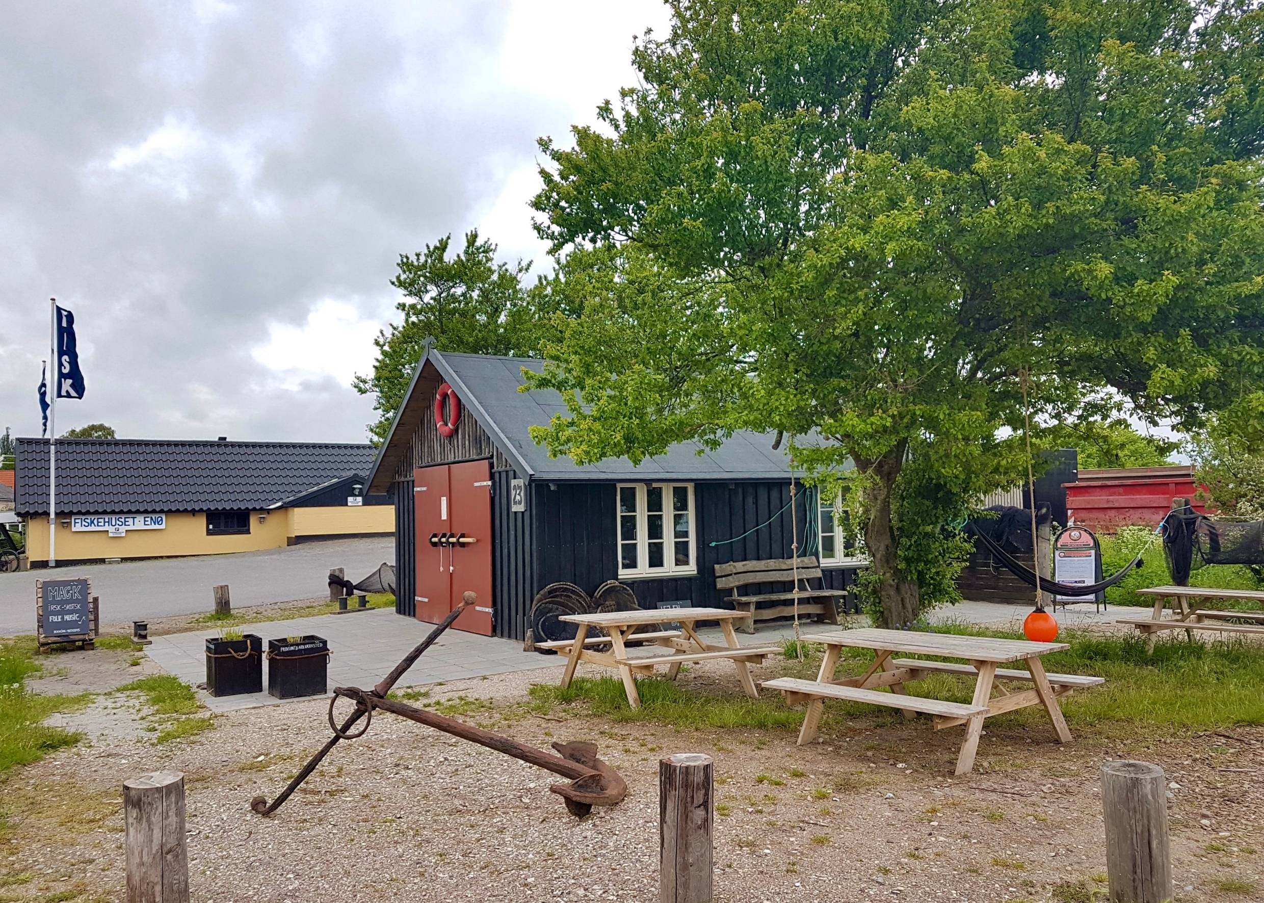 Rote Fischerhütte, die zu einer Bar umfunktioniert wurde