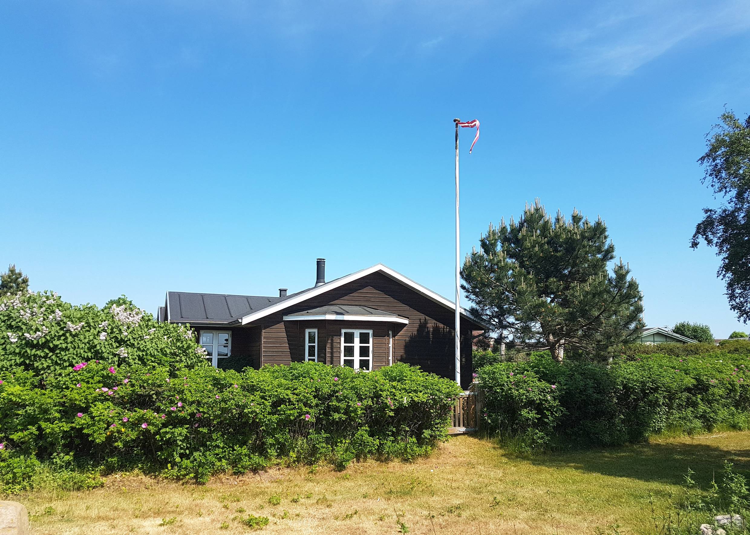 Ferienhaus mit Fahnenmast vor der Tür