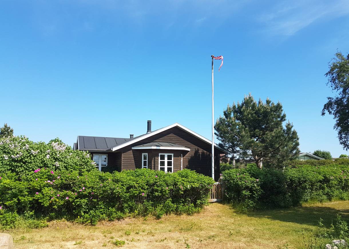 Ferienhaus mit Fahnenmast vor der Tür