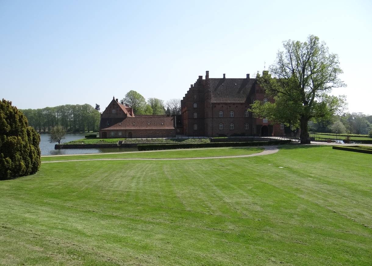 Klostergebäude aus Backstein, von einem Burgraben umgeben