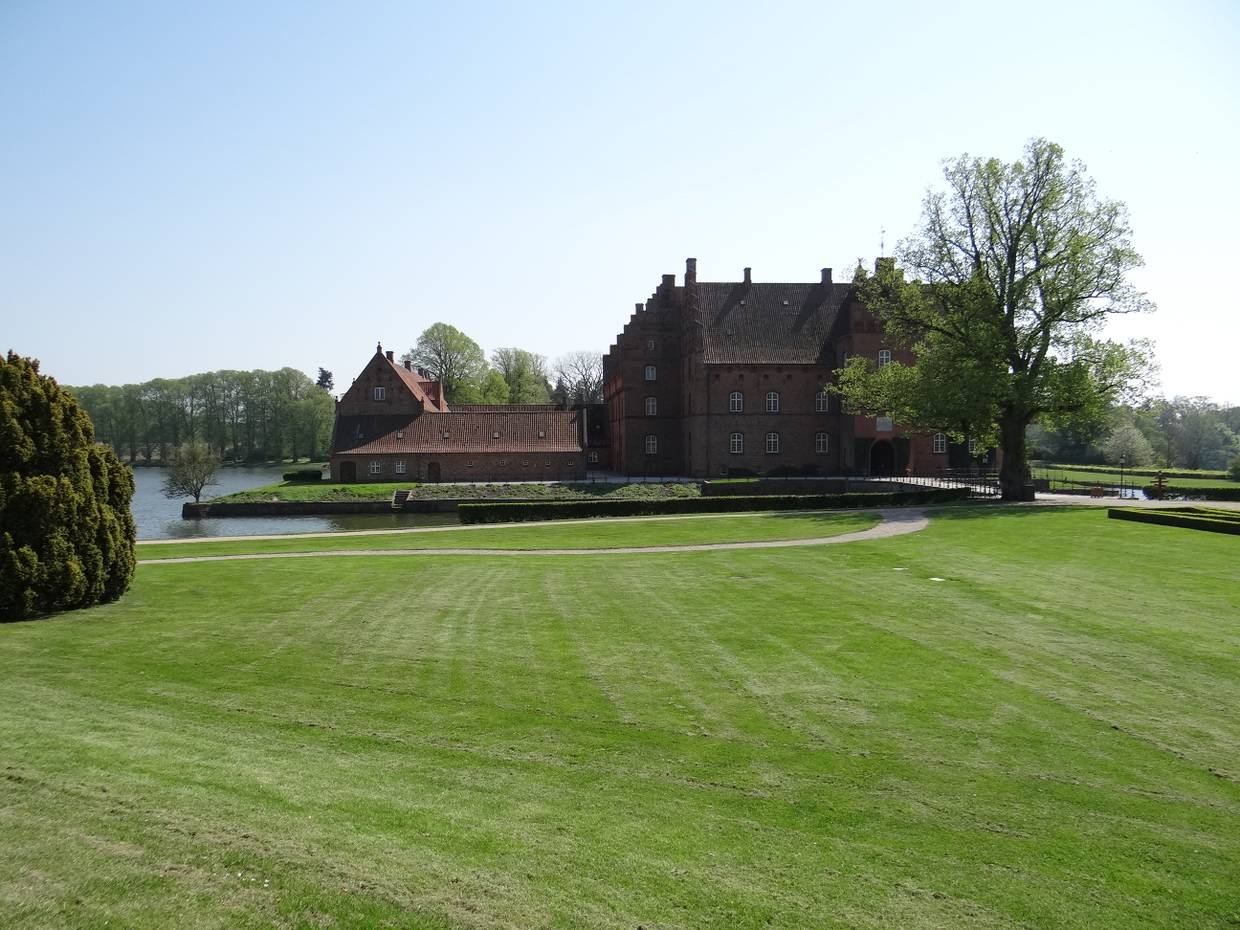 Klostergebäude aus Backstein, von einem Burgraben umgeben