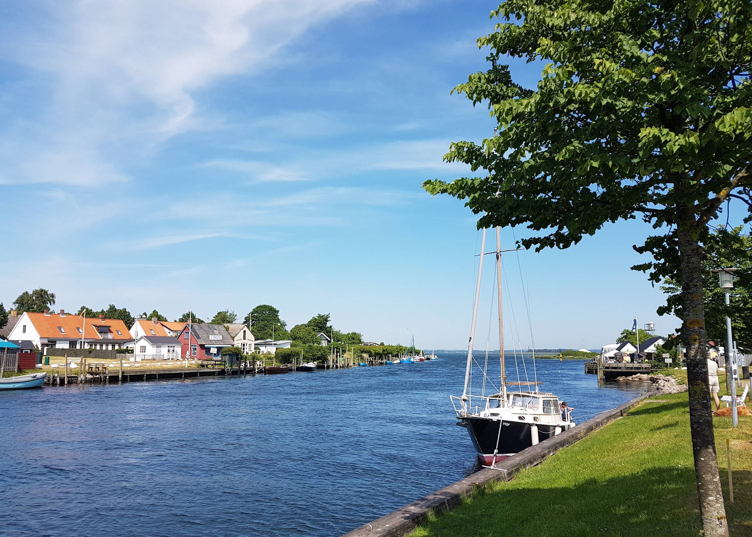 Blick über einen Kanal mit Fischerbooten und Häusern am Ufer