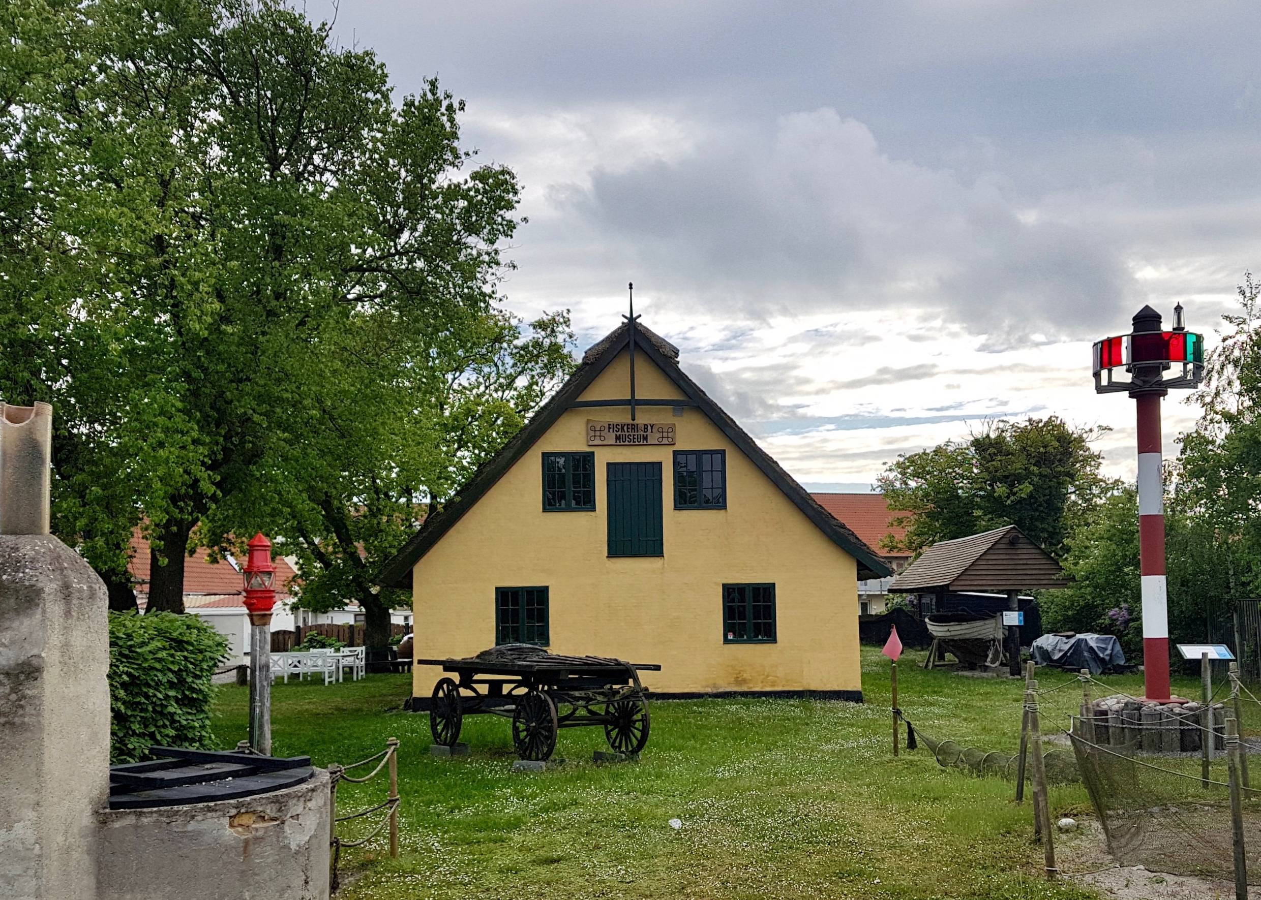 Gelbes Fischerhaus, im Garten allerlei Seefahrtszubehör