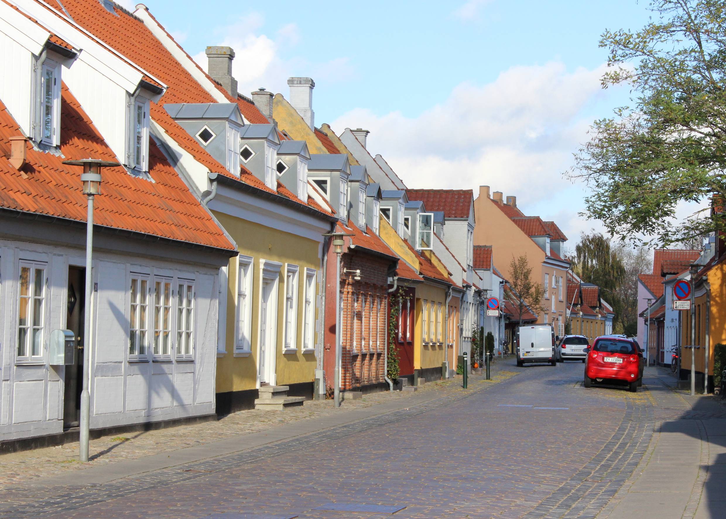 Gasse mit bunten Häusern