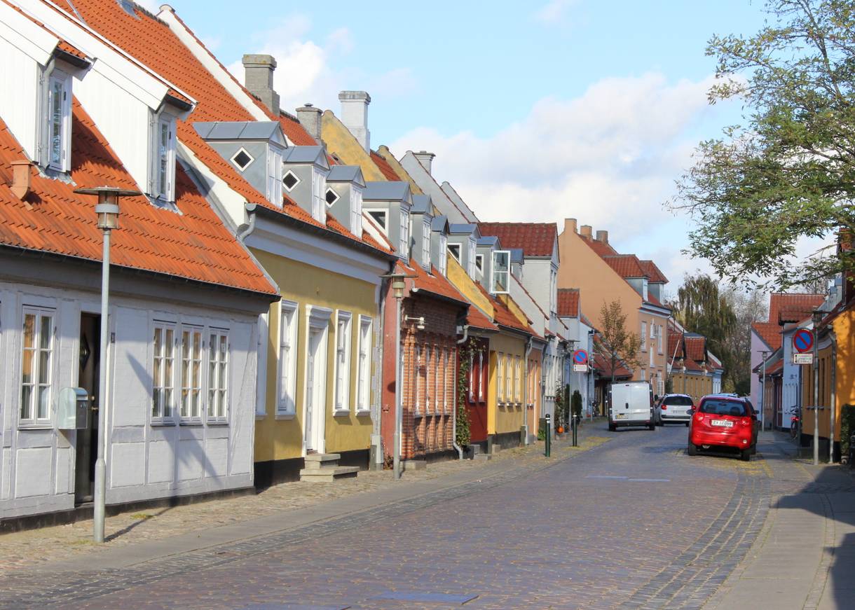 Gasse mit bunten Häusern