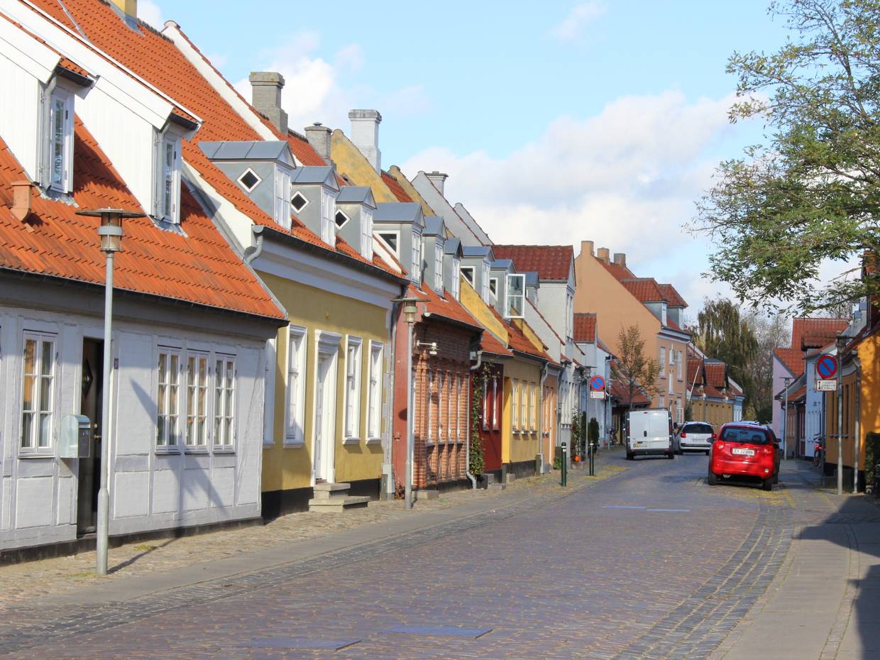 Gasse mit bunten Häusern