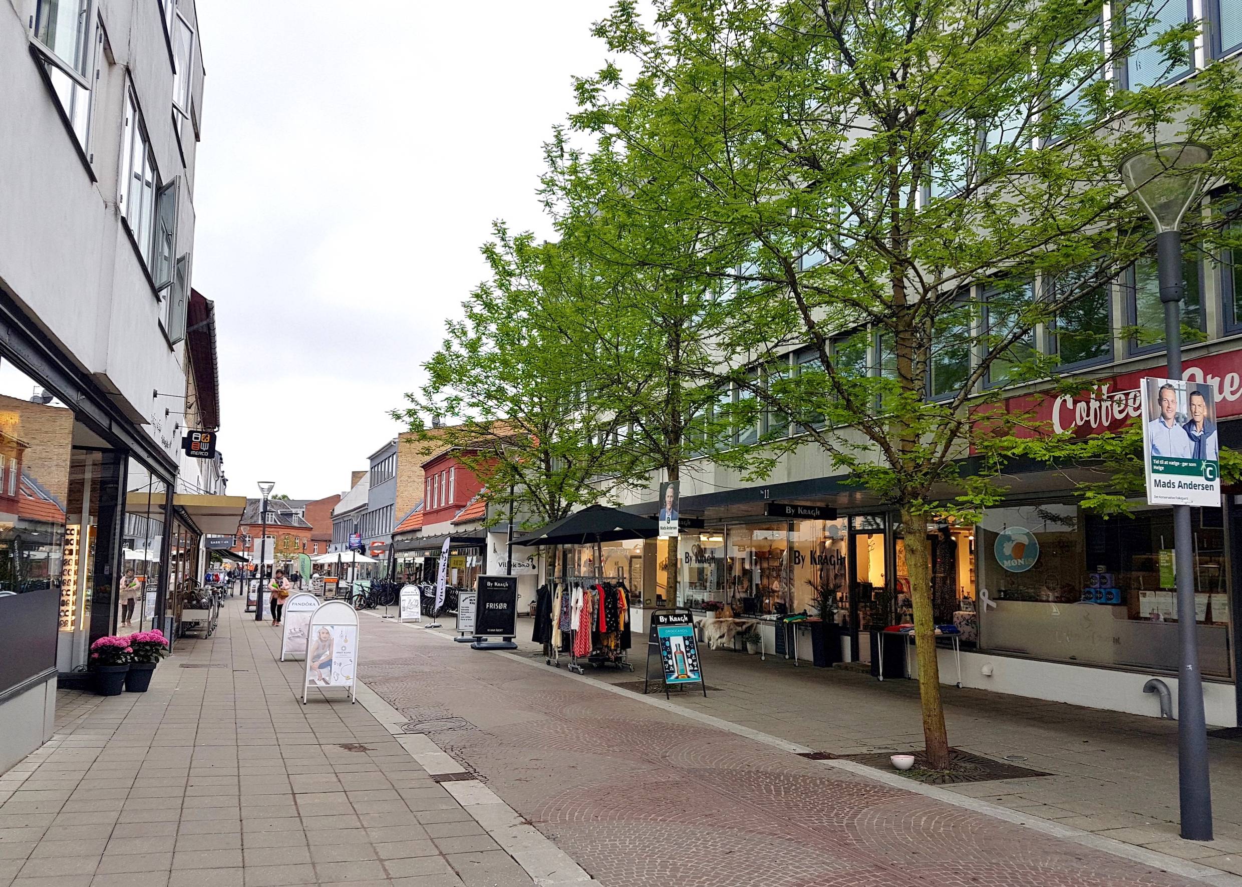 Einkaufsstraße bei grauem Himmel