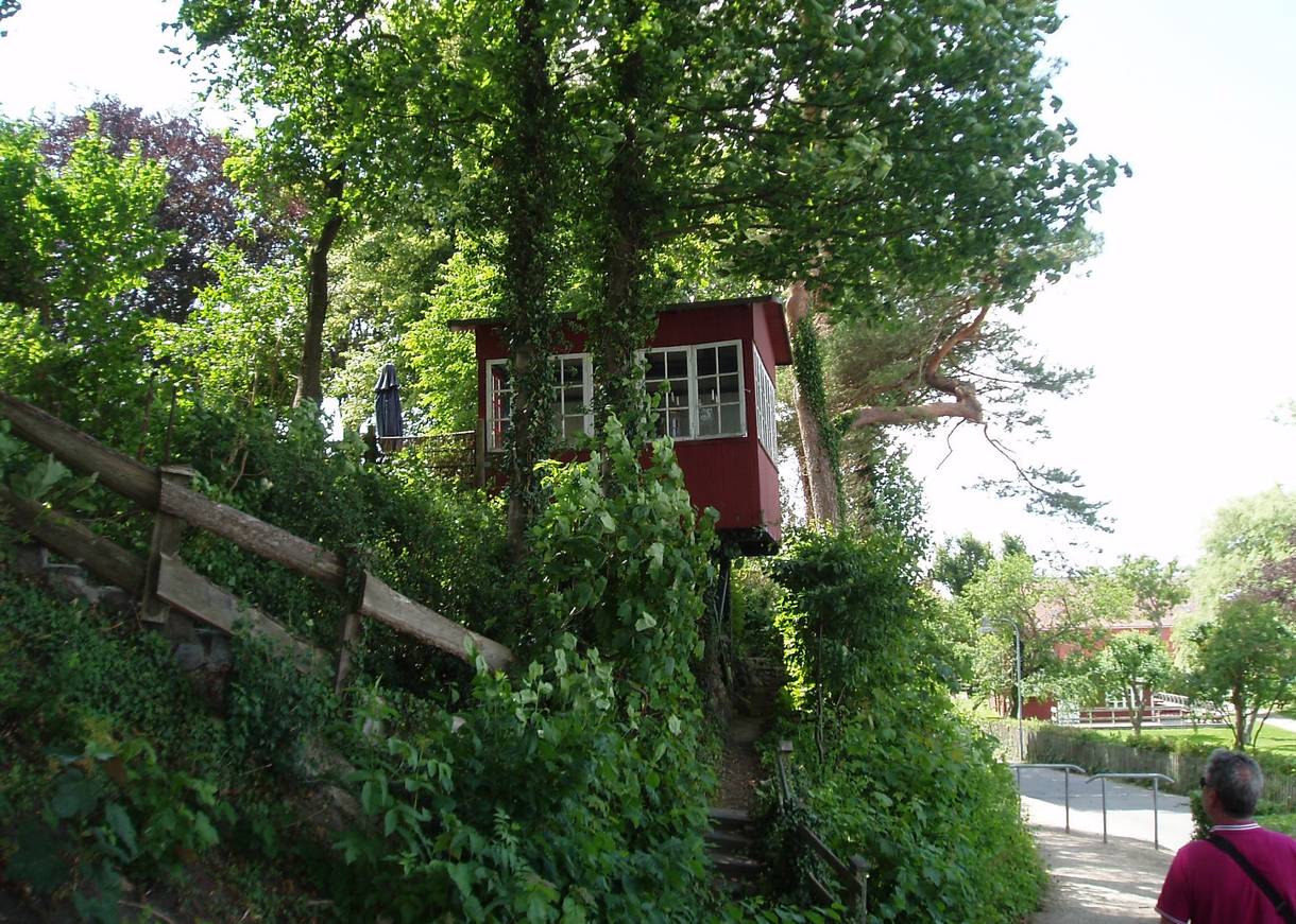 Gartenlaube an einem begrünten Hang