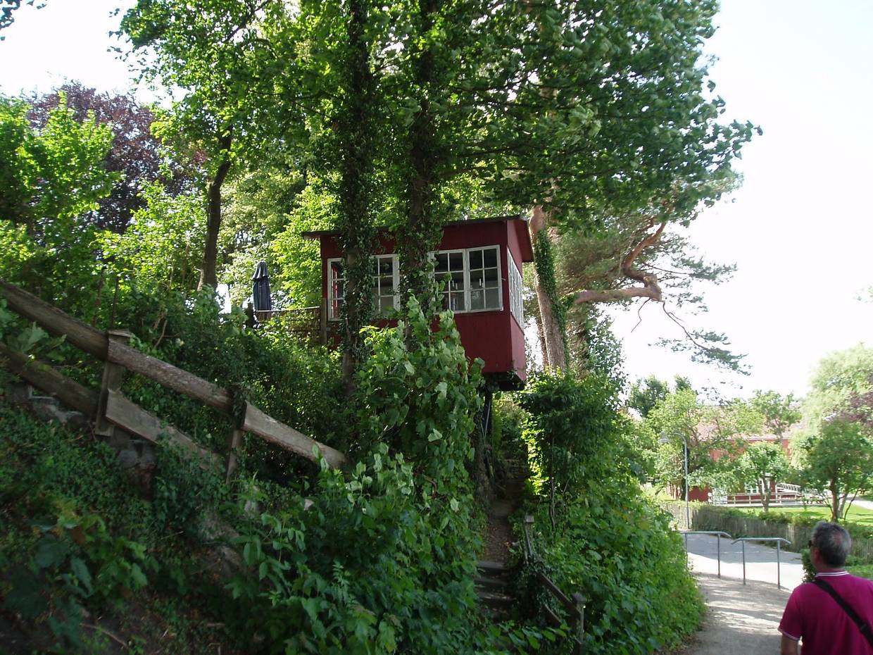 Gartenlaube an einem begrünten Hang